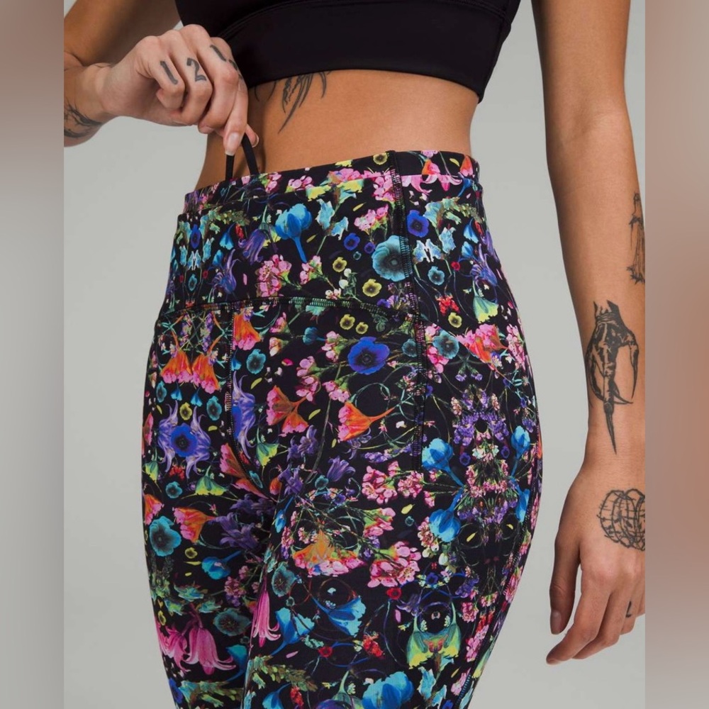 Lululemon Swift Speed High-Rise Tight 28"
Flowerscope Black Multi Size 2